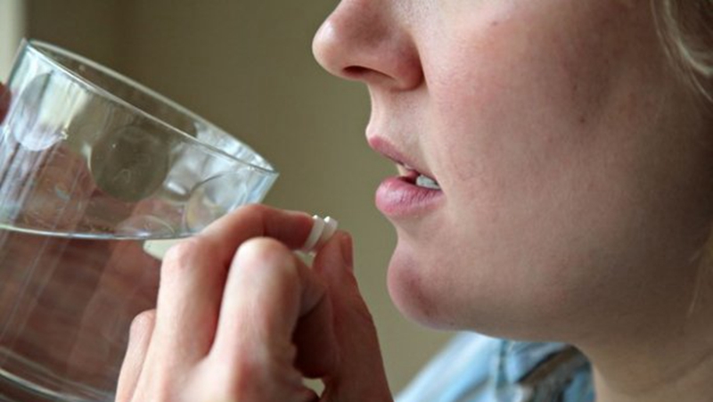 吃药片时应该喝多少水？