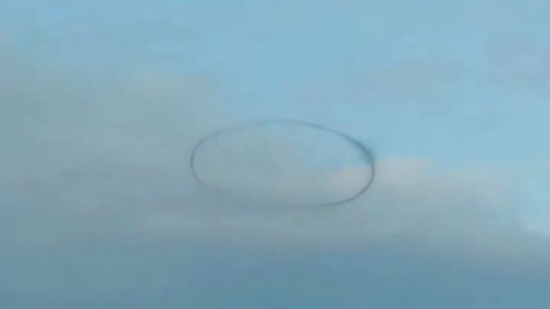 成都上空出现巨型黑环，悬浮在空中，究竟是什么？
