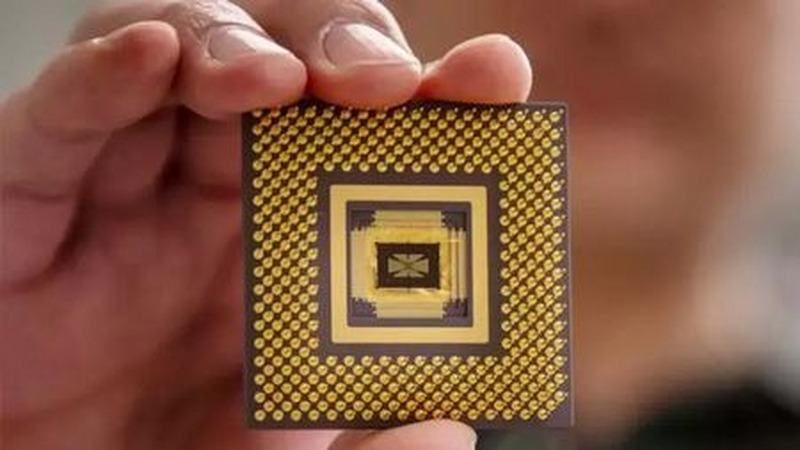 科学家造全球首个存算一体通用AI芯片，类脑计算关键元件获验证