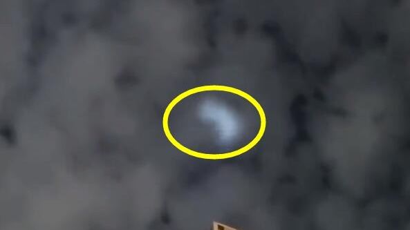 山西太原夜空出现“龙游”奇观！发光体盘旋，清晰可见，是什么？