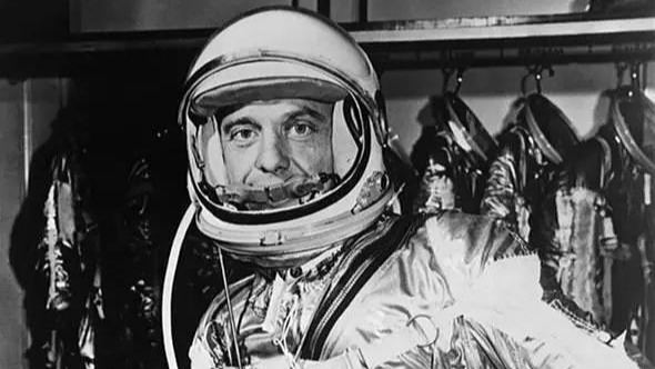 美国太空第一人有多狼狈？因没憋住尿，最终带着排泄物进入太空的头图