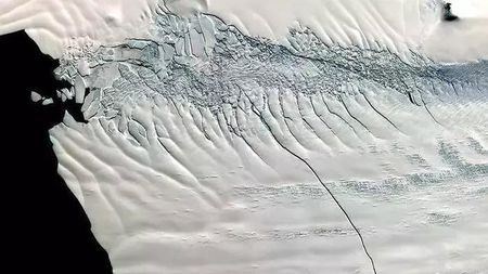 南极新一轮冰架塌落，全球气候变化愈发严峻