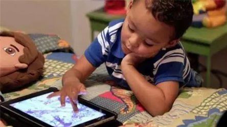 儿童每天用电子设备超2小时有损智力？