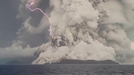 汤加火山爆发的警示：人类太渺小，最终有可能会被火山毁灭吗？