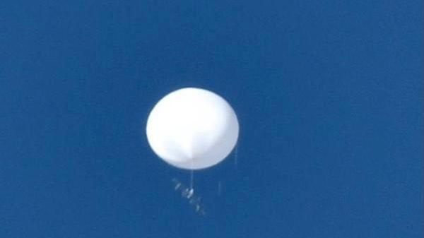 日本再现神秘白球：浮在空中不动，坠着未知物体，它到底是什么？