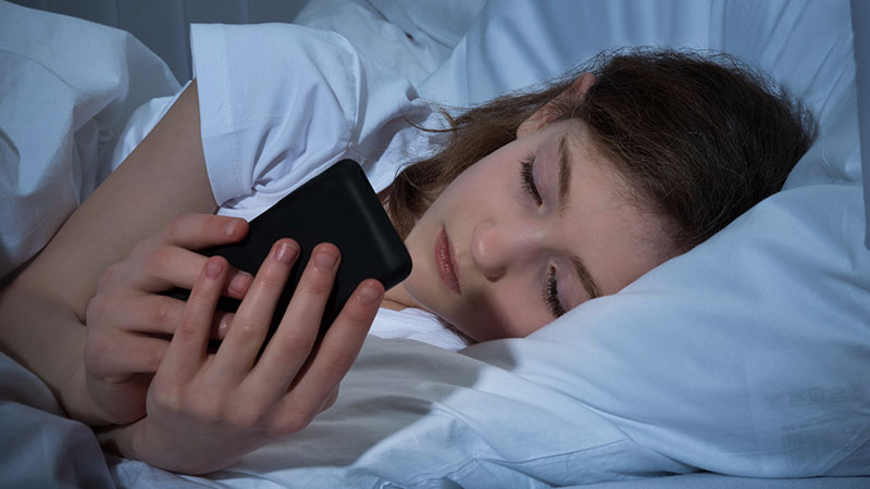 手机放枕边，辐射伤脑吗？