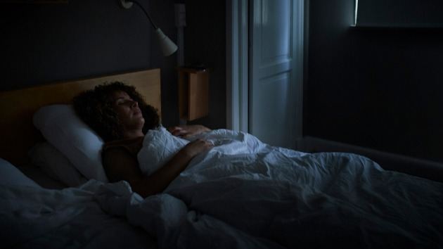 研究显示睡眠时即使有一点光线也会对健康不利的头图