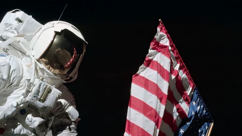 月球没有空气，为啥美国宇航员插的国旗，却能迎风招展？的头图