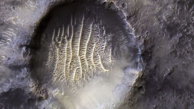 NASA公布火星陨石坑照片，陨石坑内有什么？